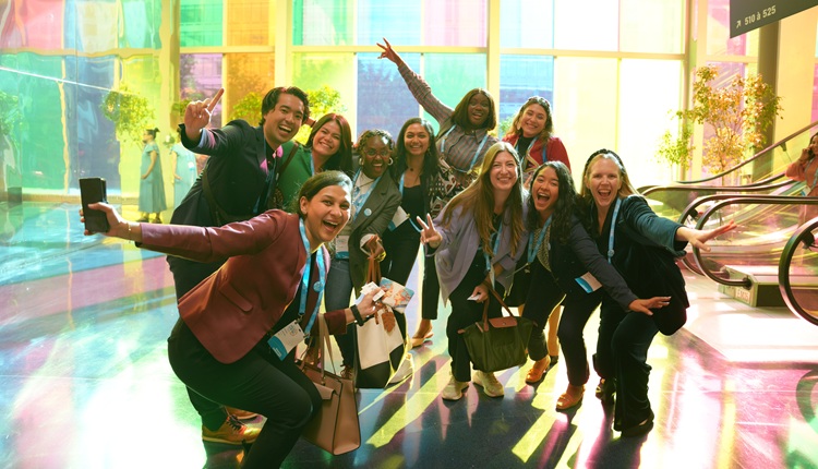 Groupe de jeunes professionnels assistant à un congrès.