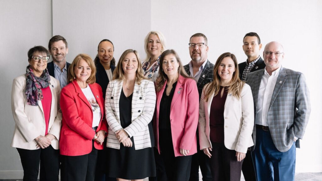 Le Conseil d'administration 2026-2027 de l'AHGM en compagnie de la présidente-directrice-générale, Dominique Villeneuve.