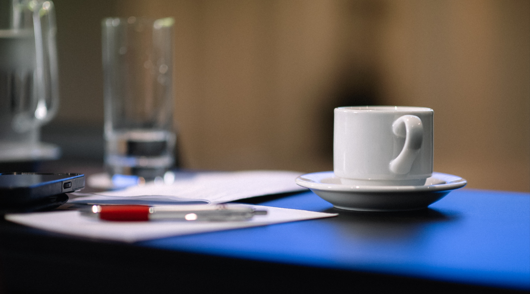 Bloc notes sur une table avec une tasse à café